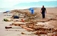 Suciedad en la playa de Gavà Mar el 15 de septiembre de 2006 entre la que apareció un pie humano